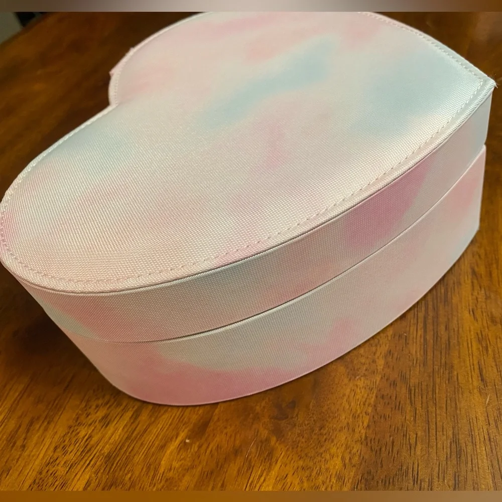 NWT! Jewelry box in pastel tones. Lined interior, mirror. Gorgeous heart-shaped.